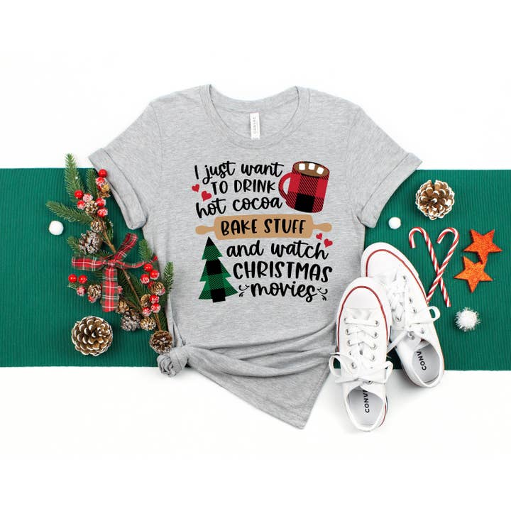 Voglio solo bere roba da forno al cacao caldo e guardare film di Natale, camicia da film di Natale, camicia per albero di Natale, camicia natalizia con monogramma per la vendita all'ingrosso da parte di PrimestoreUS