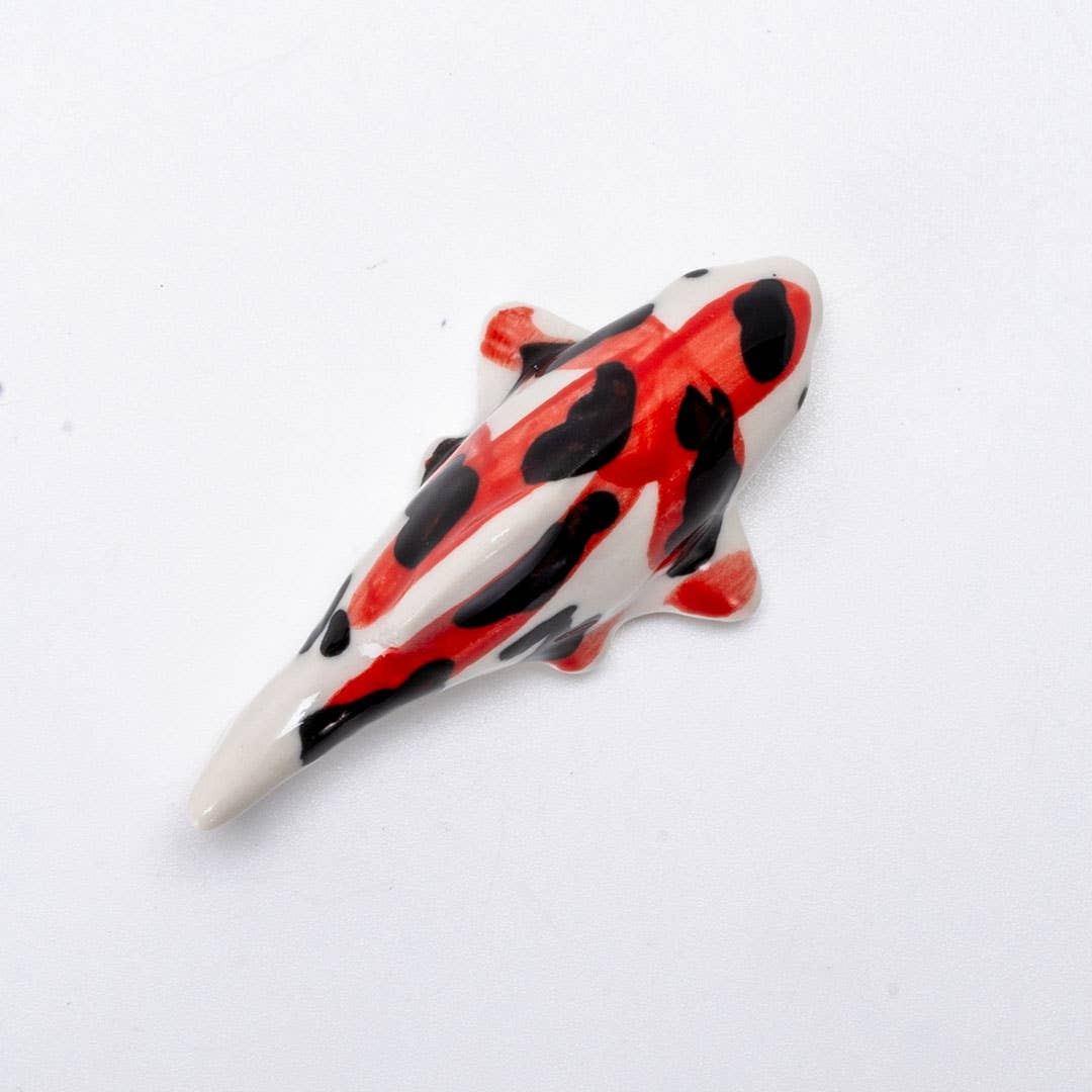 Urban Tokyo - Vendita all'ingrosso Poggiamestolo - Appoggia bacchette in porcellana a forma di pesce Koi giapponese 2"L Sanke (12/288)3