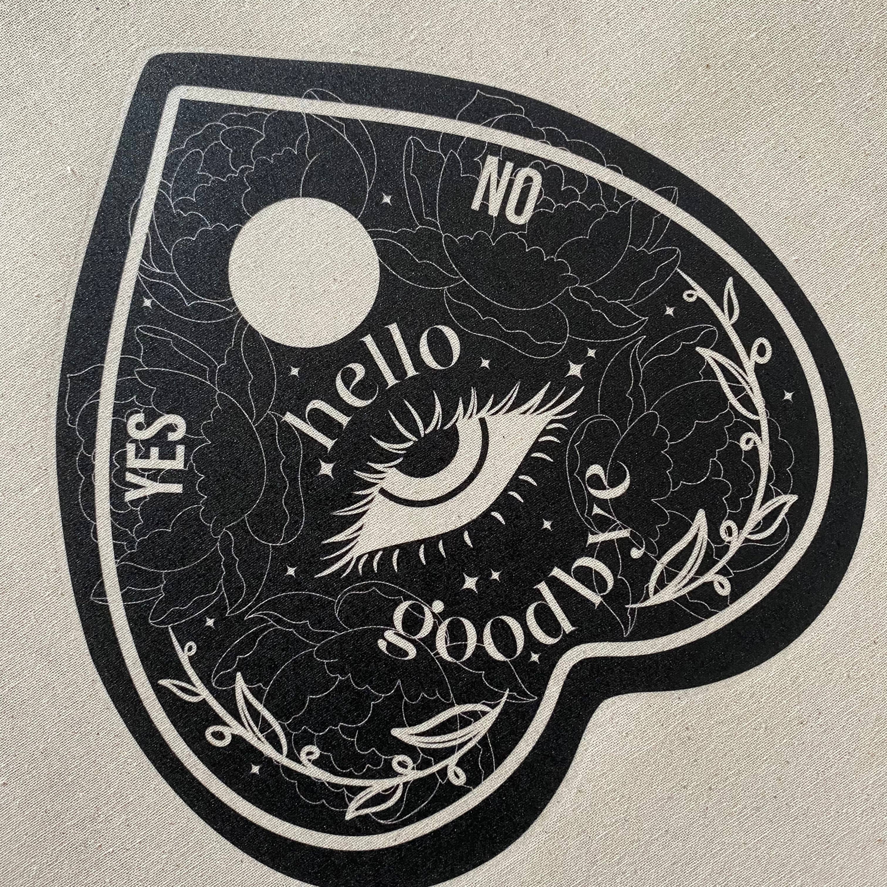 Jodie Moulson Art & Design – Engroshandel Tote bag - Dame – Planchette Witchy Vibes Halloween naturlige bomuld mulepose1