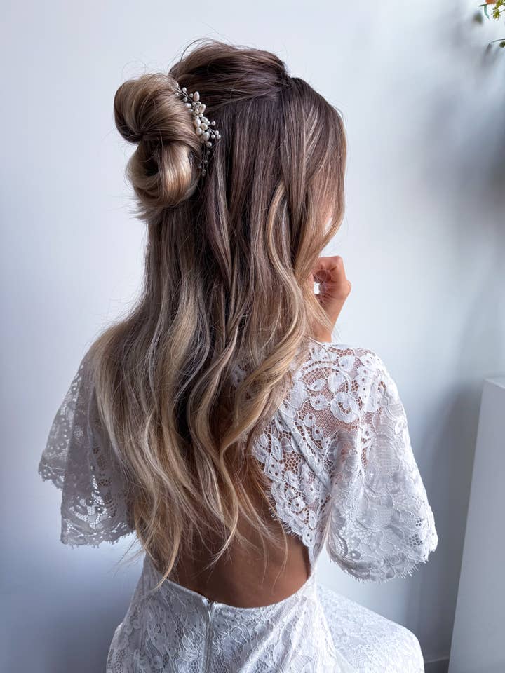 Peineta Izabella plateada - joyería nupcial para el cabello para venta al por mayor de SallyJaneBridal