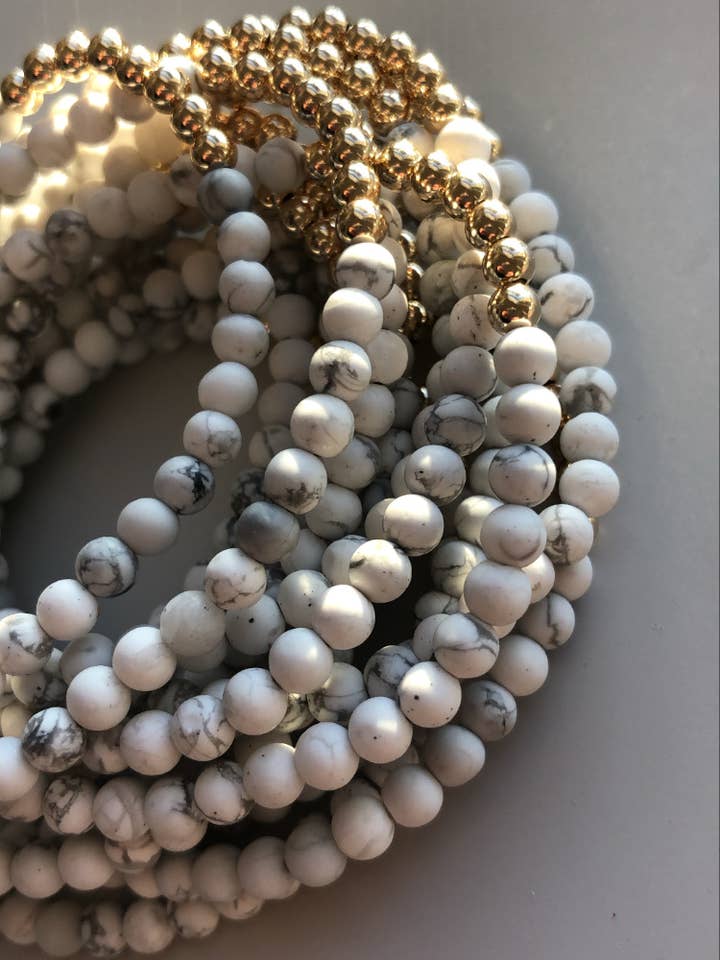 Bracciale con perline in howlite e oro per la vendita all'ingrosso da parte di TrendingAbove Jewelry
