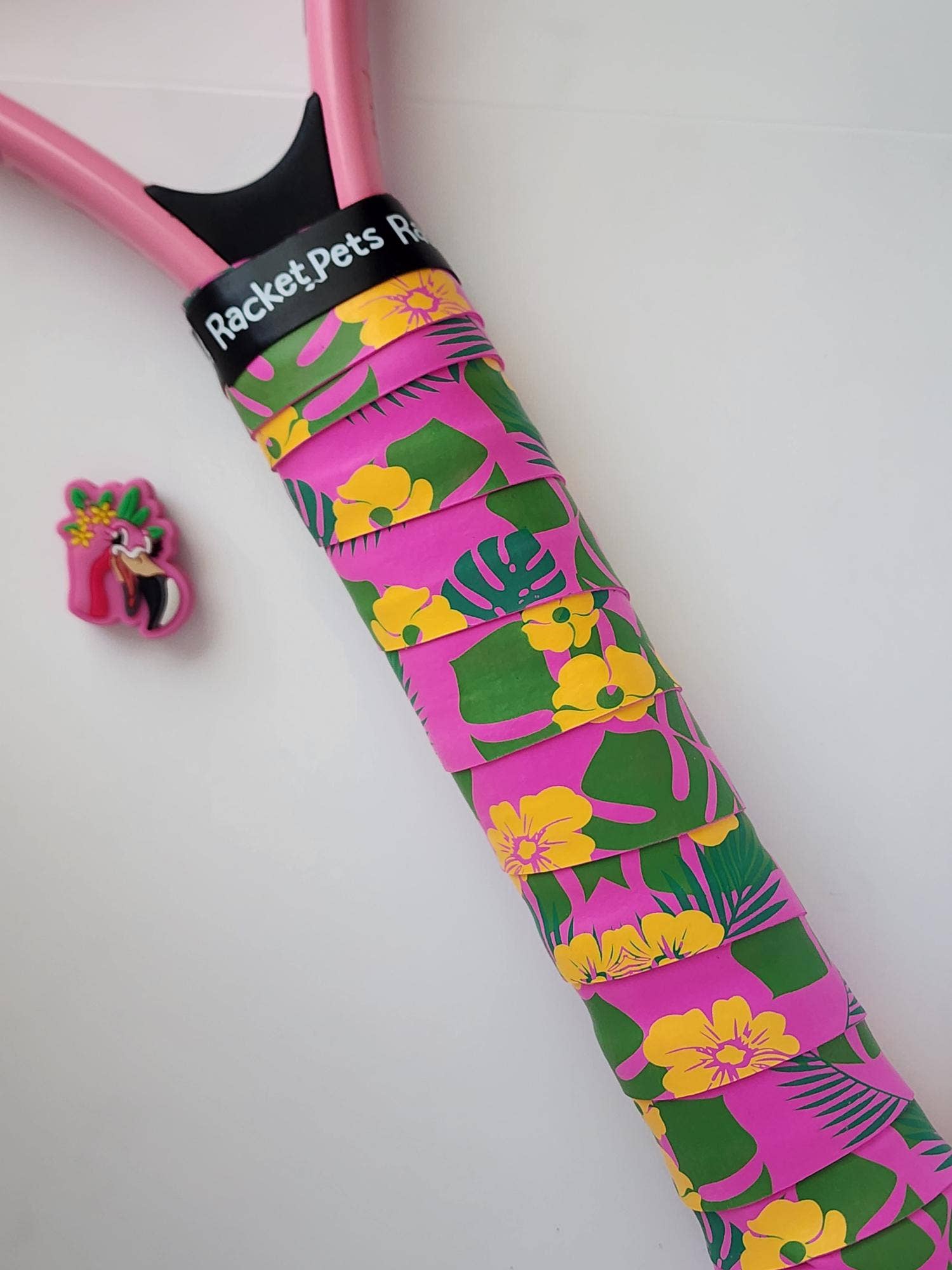 Racket Pets – Großhandel Sportliches Zubehör – Flamingo Tennis Overgrip Tape und passender Stoßdämpfer3