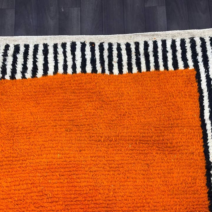 BohoVibeCraft – Engroshandel Løst tæppe – Engros Orange Marokkansk Tæppe | Uldtæppe med Fed Stribet Kant5