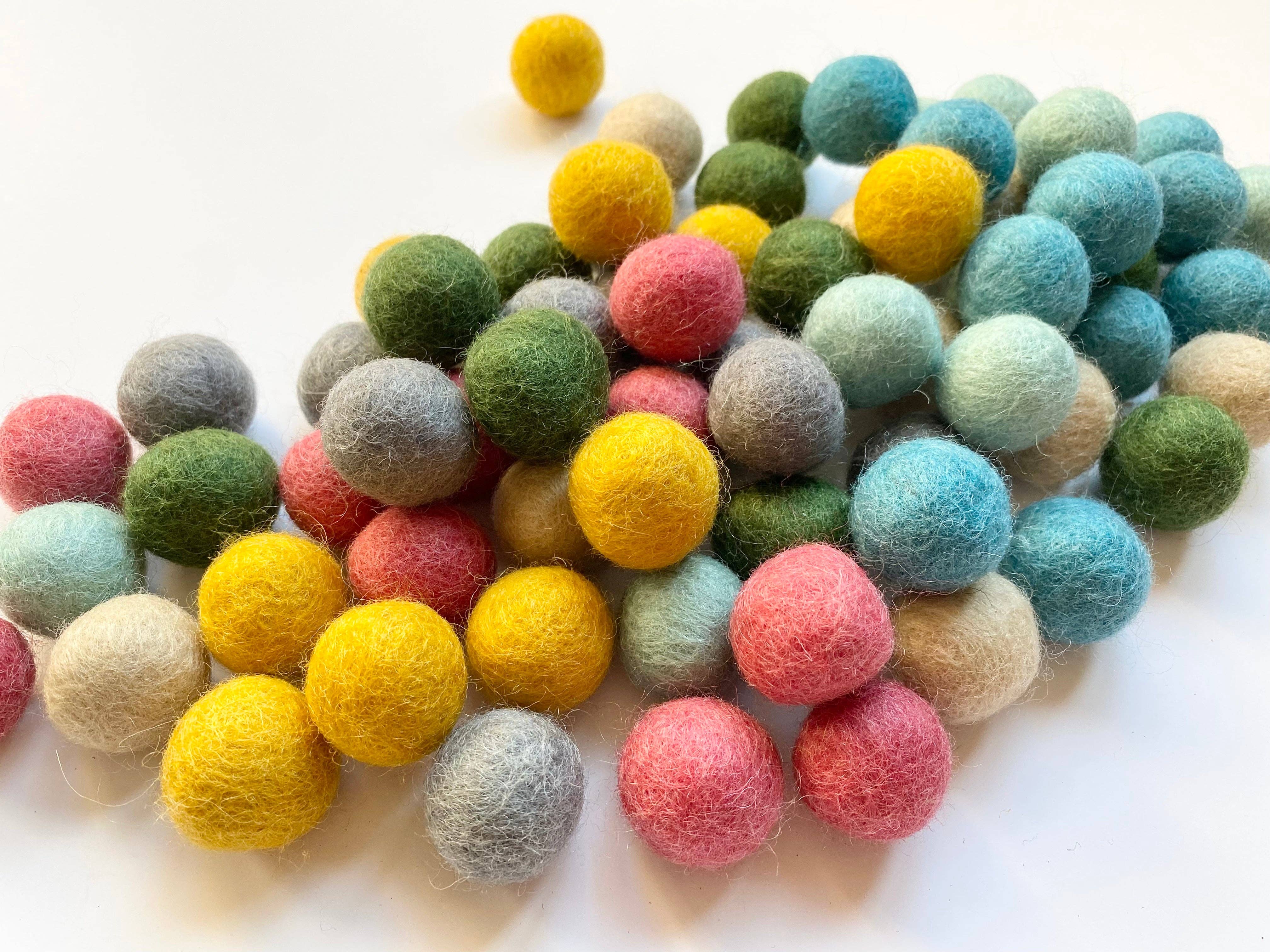 Wool Jamboree - Wholesale Craft Supplies - Color Scheme for Anything - 2.5 cm Felt Balls9