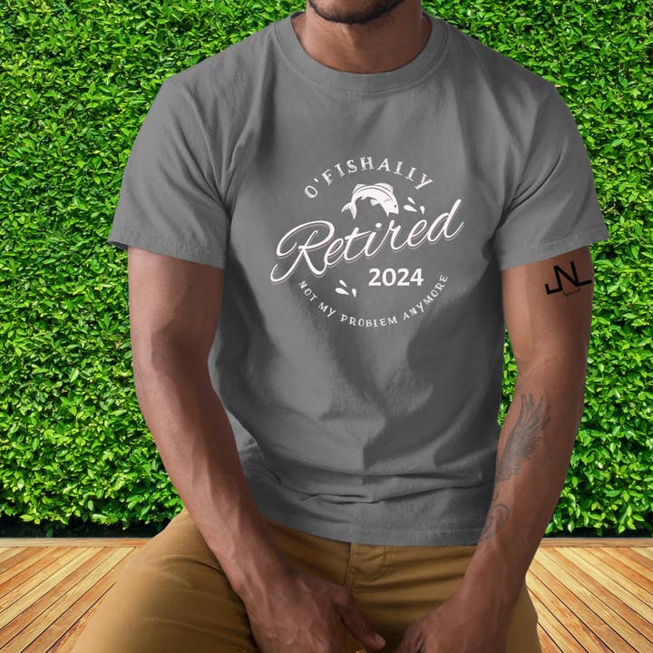 T-shirt grafica Ofishally Retired per la vendita all'ingrosso da parte di JNL Apparel