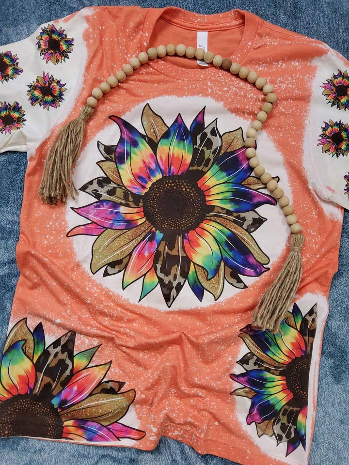 T-shirt orange en forme de tournesol avec manches et t-shirt blanchi à plusieurs patchs pour la vente par Wanderlust Designs Wholesale