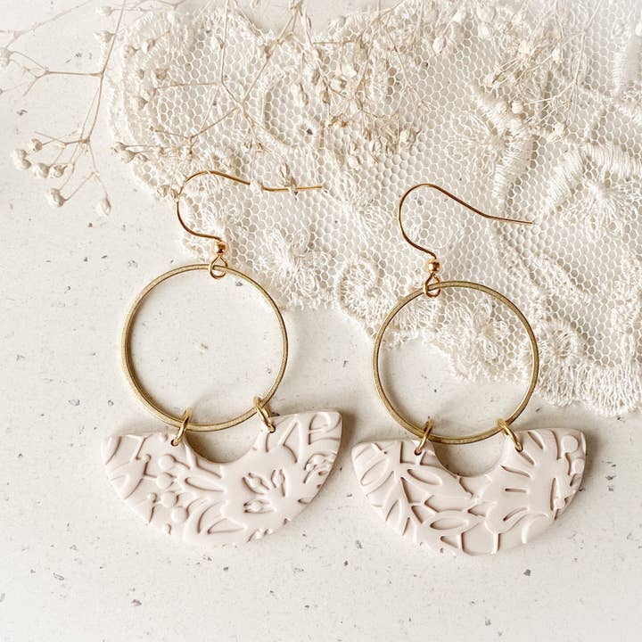 Agaveh girl - Vendita all'ingrosso Orecchini pendenti - Orecchini pendenti in argilla polimerica color sabbia Wynne6