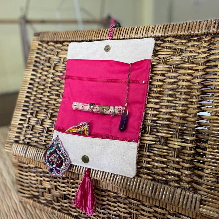 Organisateur de bijoux compact artisanal tissé à la main pour la vente par Traveling Traders Bazaar