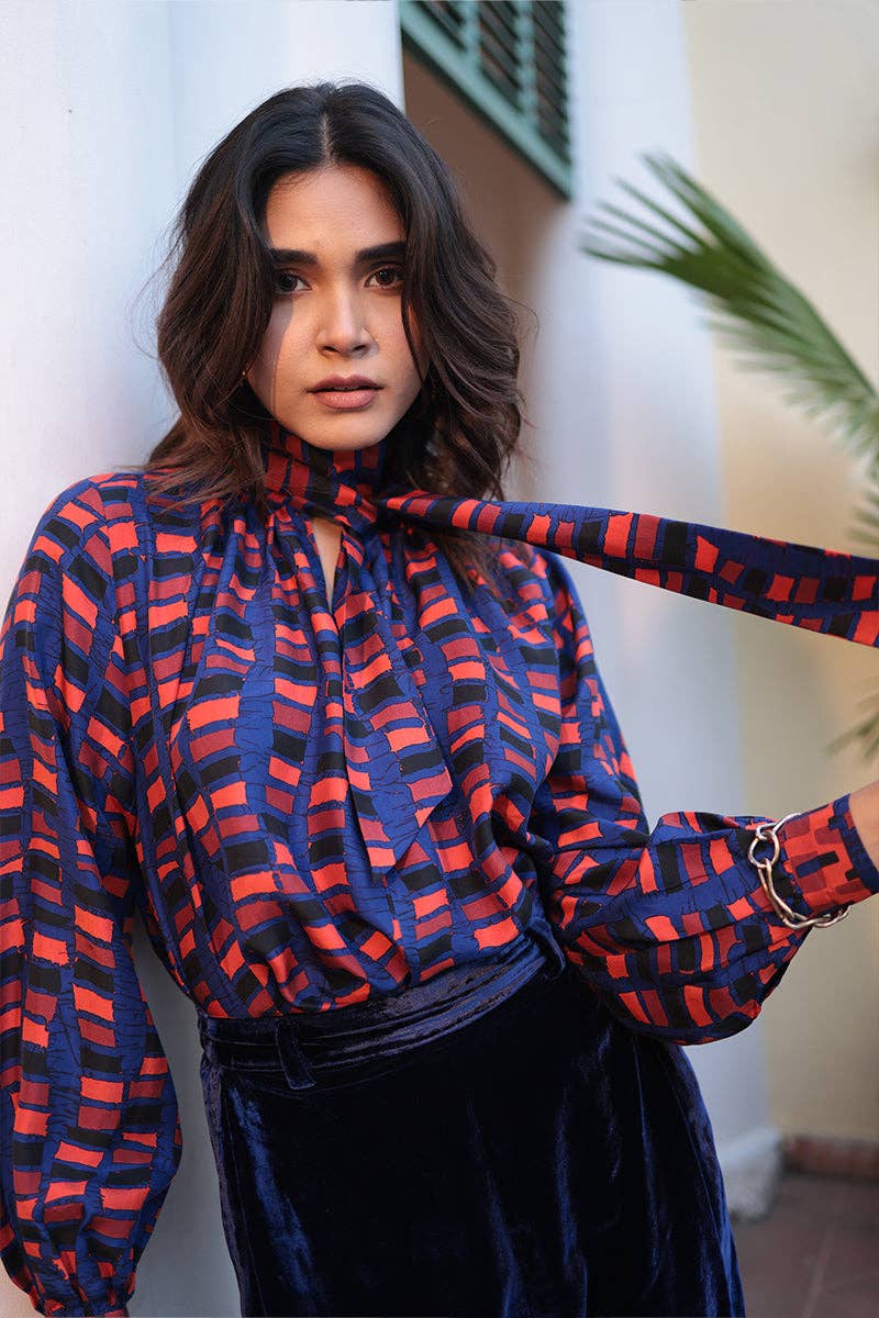 Ornaete – Großhandel Bluse – Damen – KRAWATTENBLUSE AUS SEIDE MIT KLEINEM ROSENDETAIL - Kein Zoll0