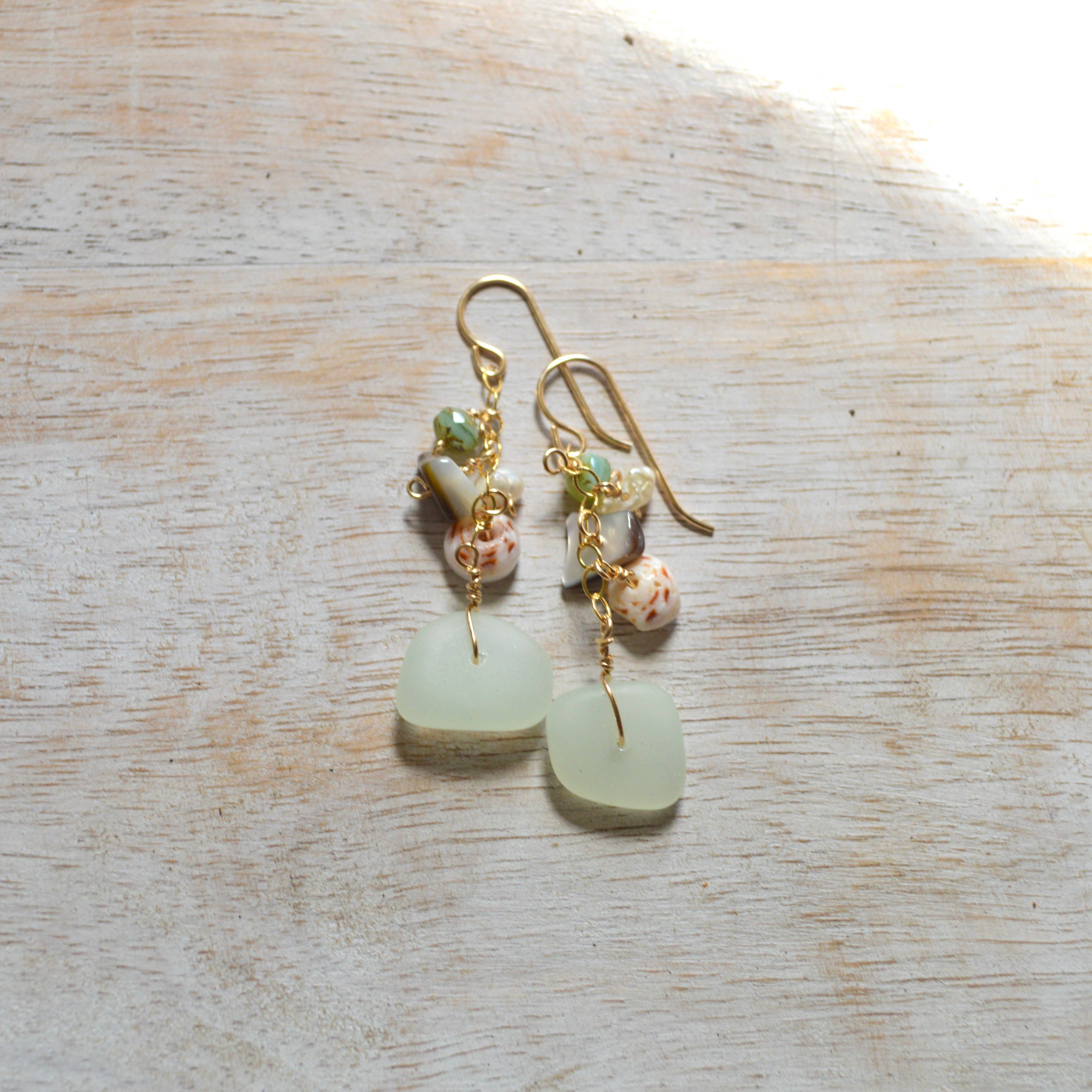 Salty But Sweet – Großhandel Ohrhänger – Opake Ohrringe mit schaumgrünem Glas und Muscheln3