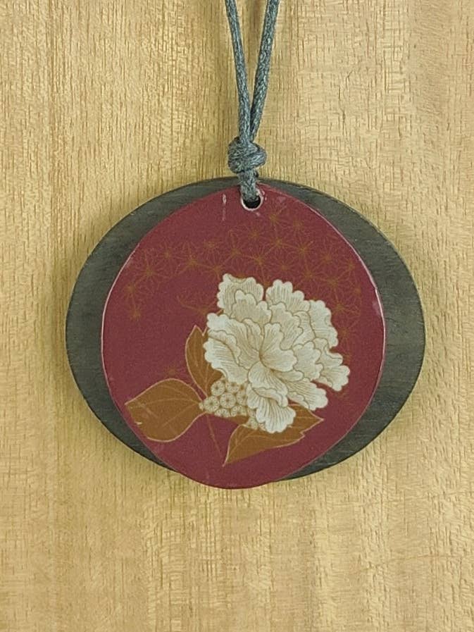 Pendentif circulaire avec feuilles pour la vente par NOA ECCO