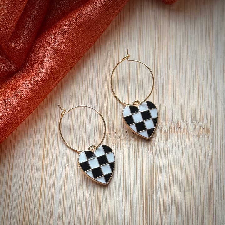 Corazón a cuadros en blanco y negro en aro de oro de 18 quilates para venta al por mayor de Monstera Earrings
