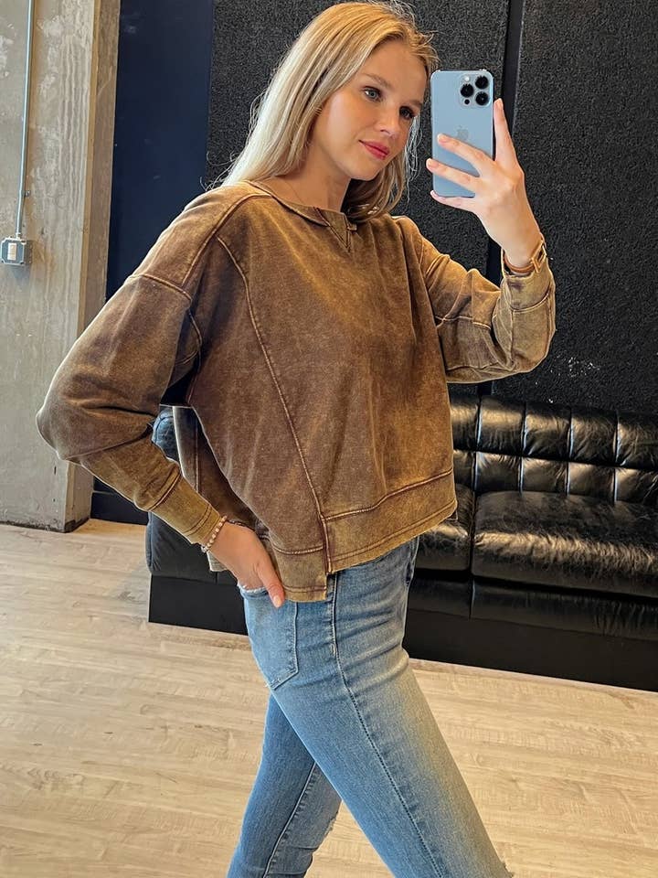 .FRENCH TERRY ACID WASH RÅ KANT PULLOVER for engroshandel hos 42POPS