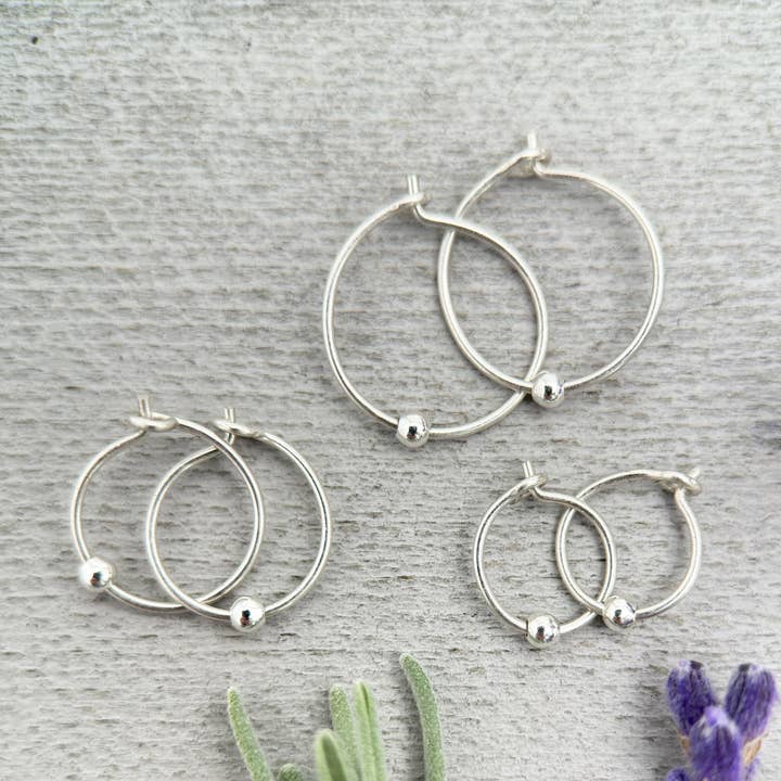 Orecchini a cerchio piccoli in argento sterling con perla a sfera in argento - Orecchini minimalisti per tutti i giorni 24/7 per la vendita all'ingrosso da parte di Sunlight Silver Jewelry