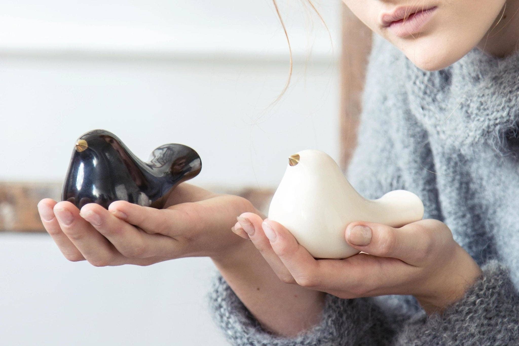 Cozy Home Ideas – wholesale Dekorativ statyett – Keramisk fågel med guld näbb2