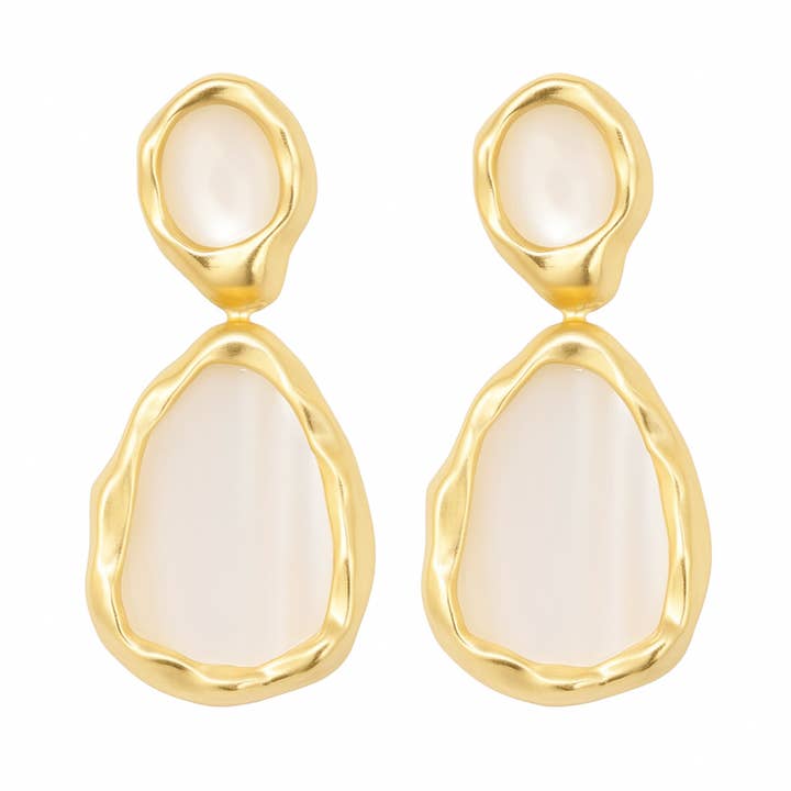 La boucle d'oreille goutte Amara pour la vente par The Perfect Hoop