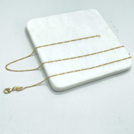 Luxus Accessories - Vente Collier maille et chaîne - Chaîne Figaro délicate 18k remplie d’or, maillons 1 mm2