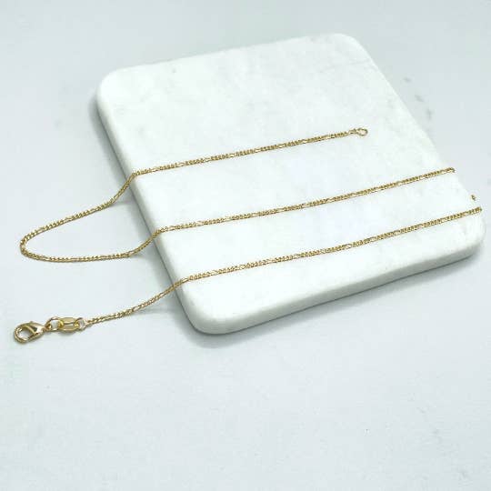 Luxus Accessories - Vente Collier maille et chaîne - Chaîne Figaro délicate 18k remplie d’or, maillons 1 mm2