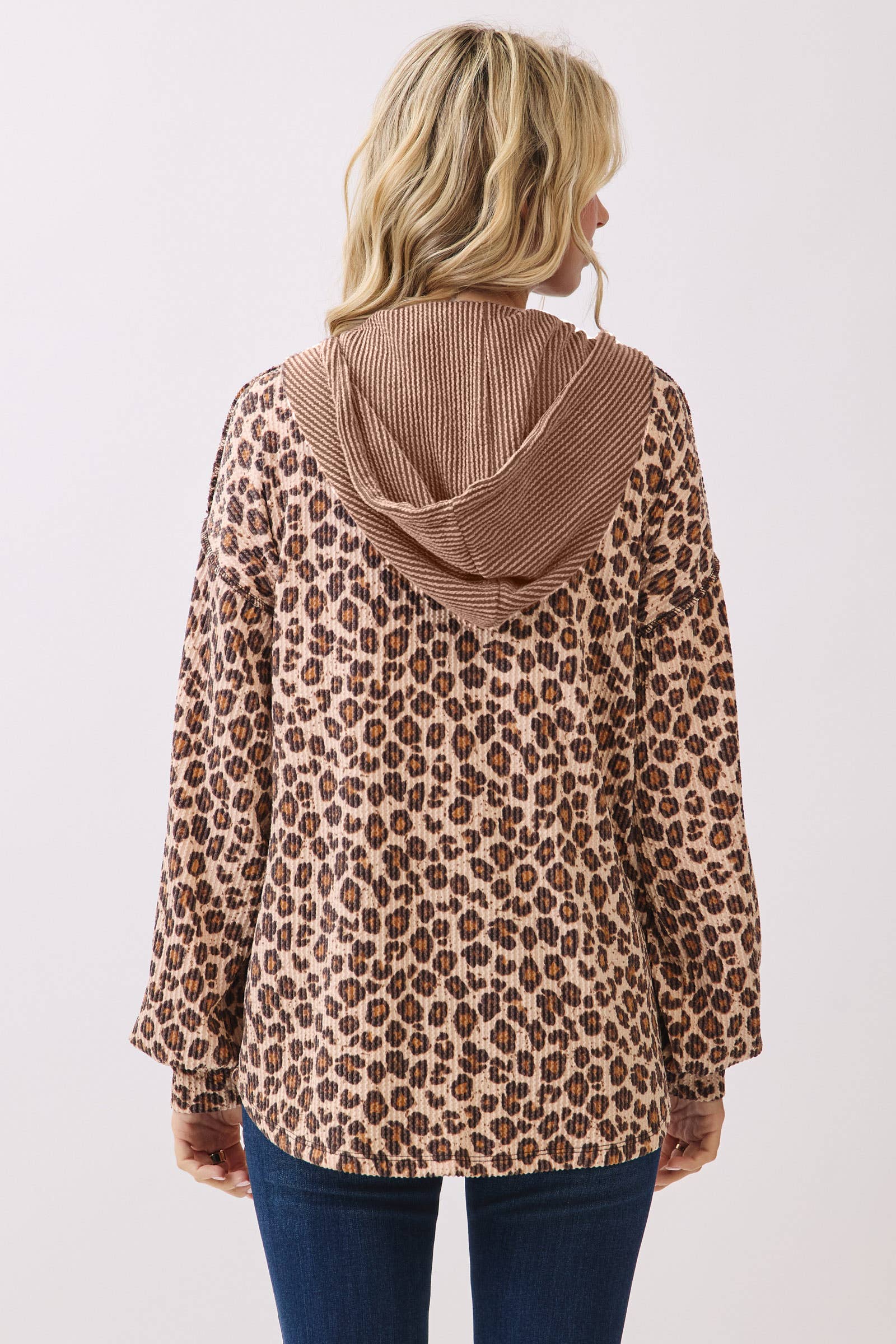 7th Ray – wholesale Hoodie - Dam – Leopardmönstrad huvtröja med knappar framtill och dragsko T611811