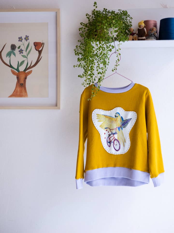 Sweatshirt 'Dreaming Parrot' de menina | amarelo dourado por atacado de aesthete-kidswear
