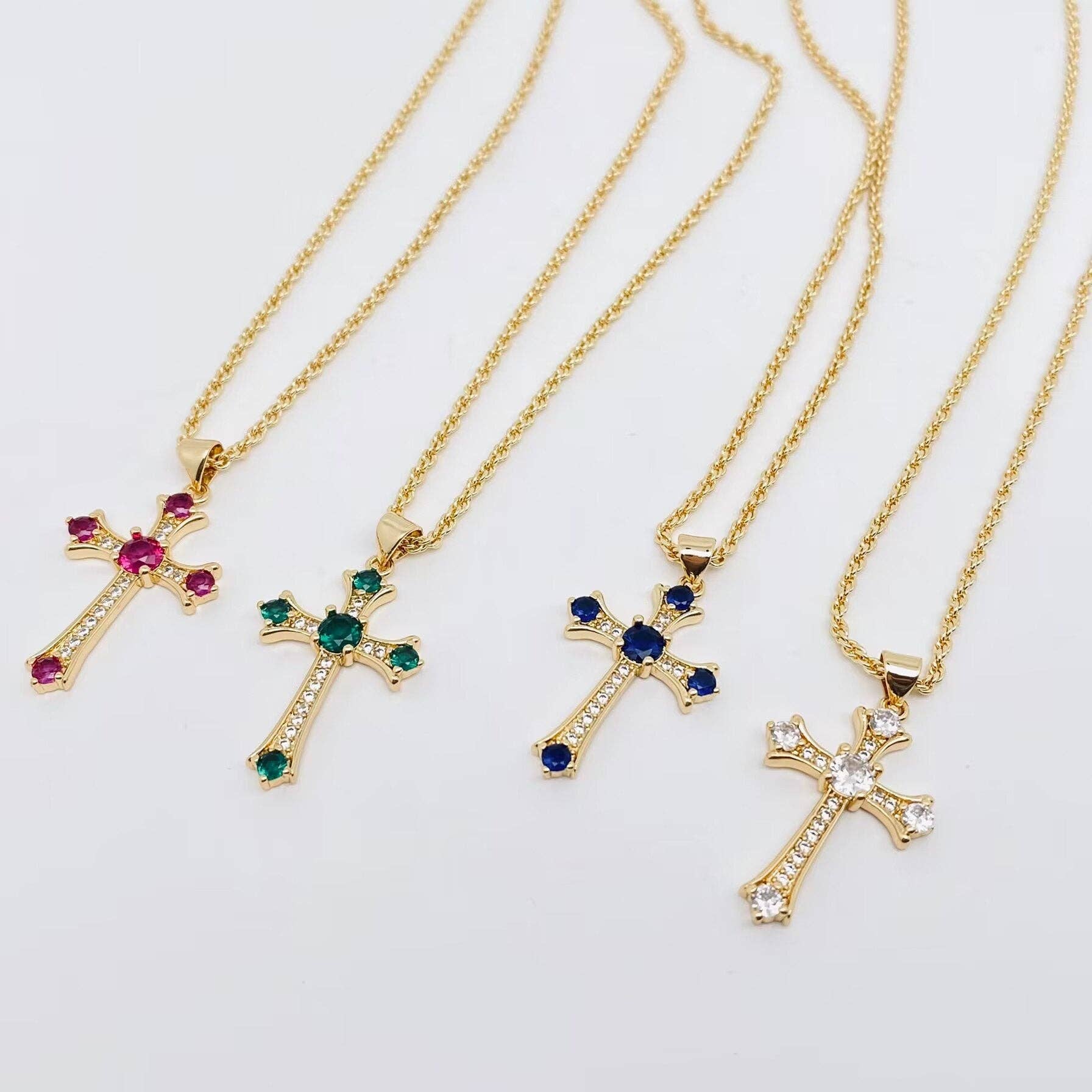 Mio Queena - Vendita all'ingrosso Collana con ciondolo/pendaglio - Collana con pendente a croce in zirconia cubica placcata in oro 18 carati4