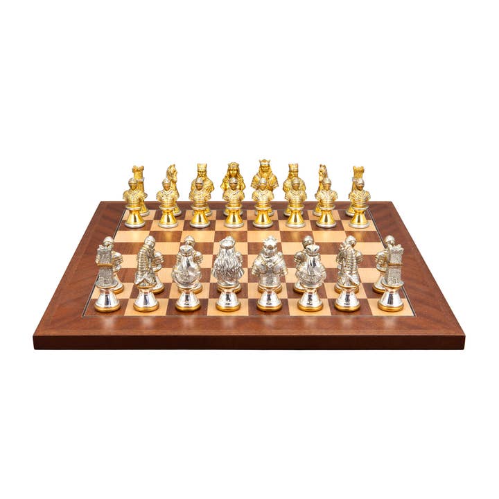 Medieval Warriors Schachfiguren aus Metall auf Mahagoni-/Ahornbrett für den Großhandel von Dal Rossi Italy