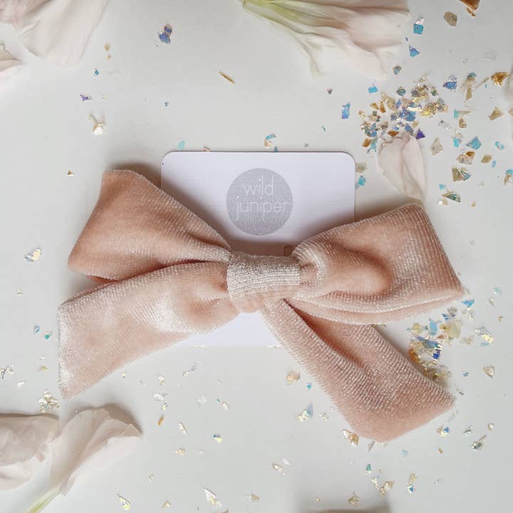 Pince à cheveux - Noeud en velours rose clair pour la vente par Wild Juniper