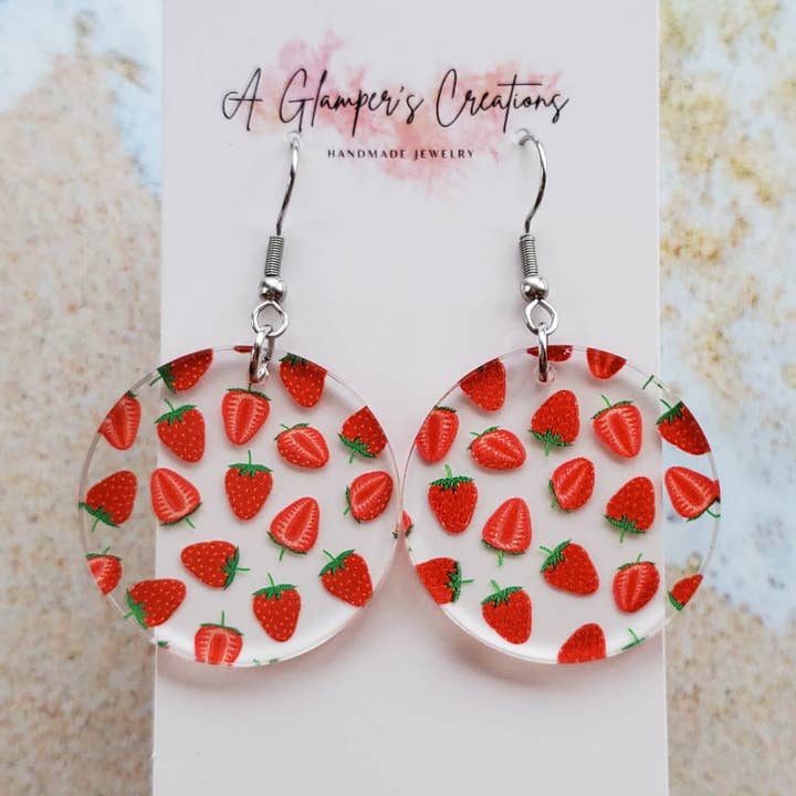 Boucles d'oreilles d'été en acrylique Strawberry pour la vente par A Glamper's Creations LLC