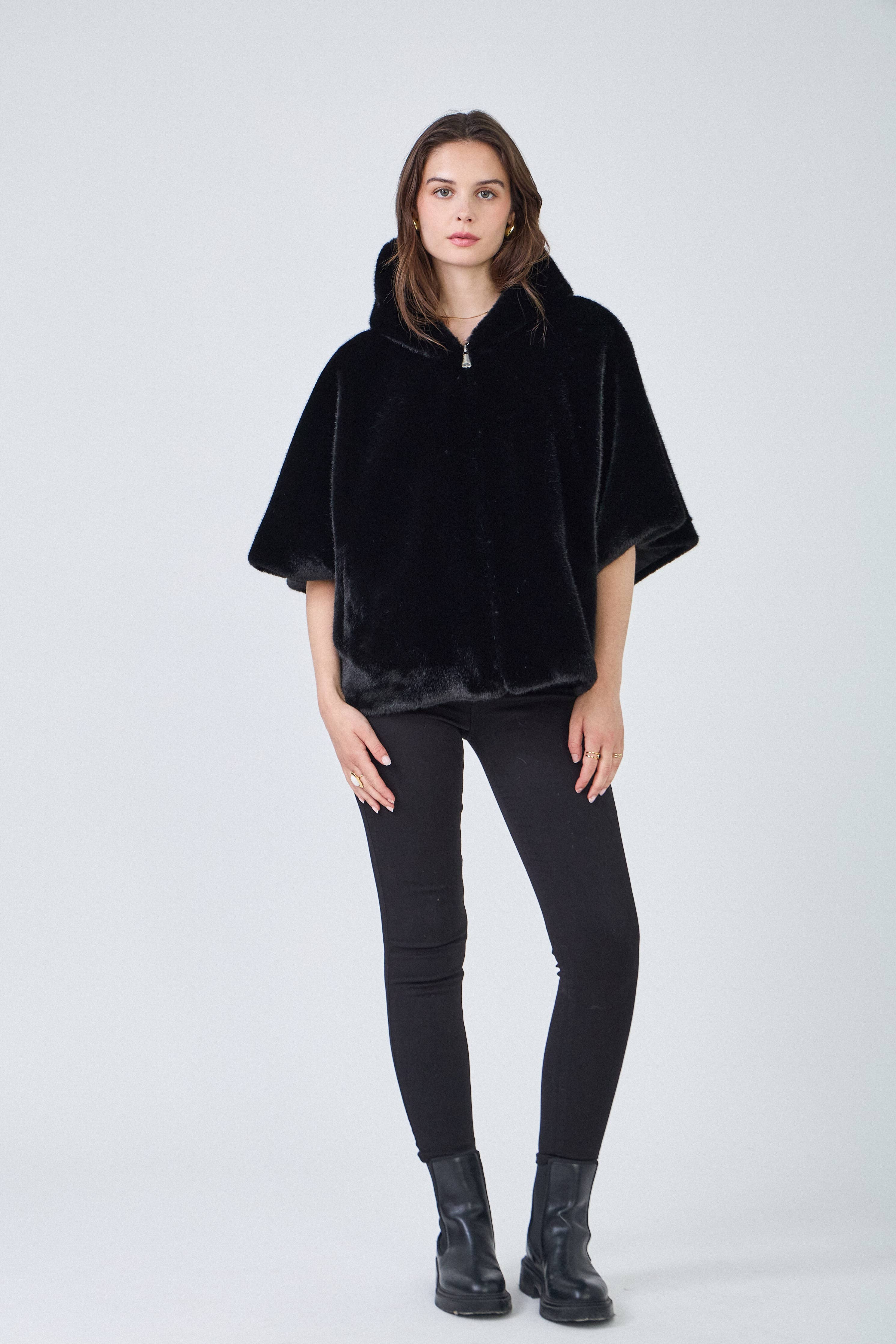 Giovanni Paris - Vendita all'ingrosso Pelliccia/Pelliccia sintetica - Donna - Mantella Alizée con cappuccio in ecopelliccia5