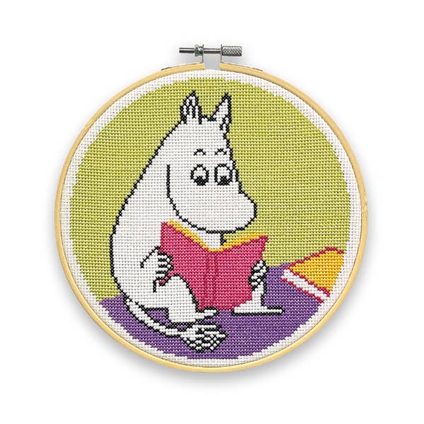 The Crafty Kit Company – wholesale Material för broderi/korsstygn – Mumin Korsstygn Kit - Mumintrollet Reading