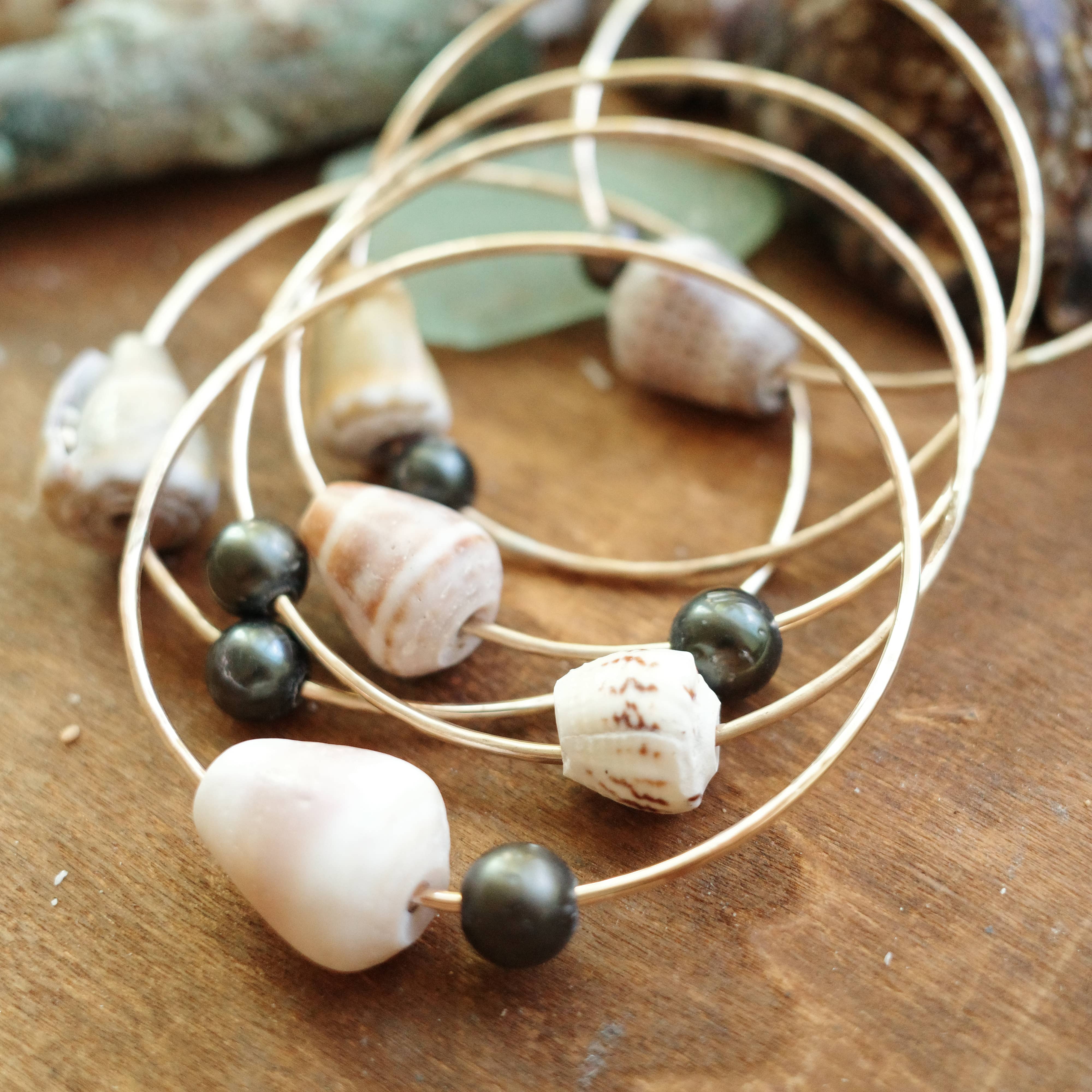 Flotsam & Co. Hawaii - Vente Bracelet jonc - Bracelet jonc perle de Tahiti et coquille cône2