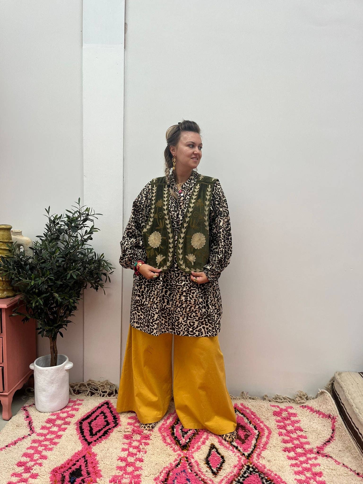 ToutVintage - Wholesale Outerwear Vest - Women's - Suzani velvet Waistcoat green beige15