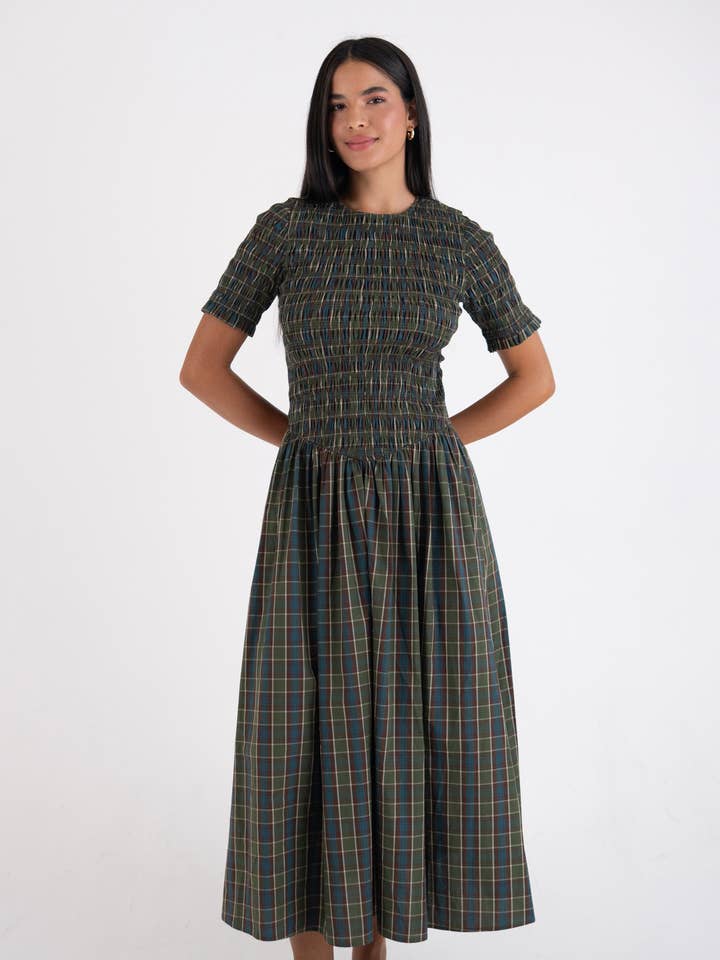 Robe midi Beatrix en pur coton, smockée, à carreaux verts pour la vente par Amy Lynn