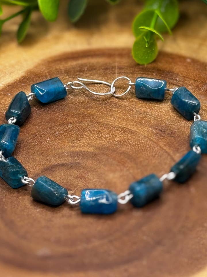 Bracelet en argent sterling avec apatite bleue pour la vente par Moonbeam Healing