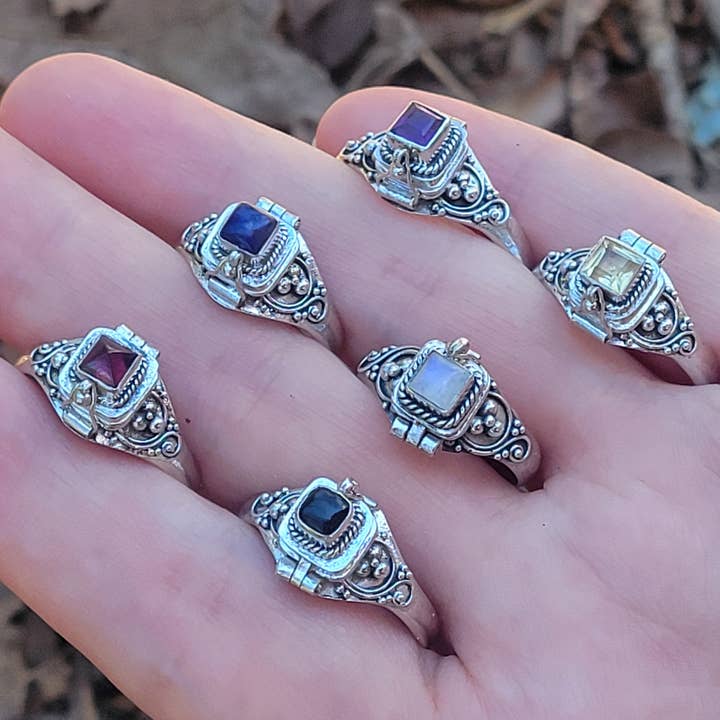 Silver Insanity - Vente Solitaire - Bague de médaillon carrée en argent sterling avec pierres précieuses et boîte à poison0