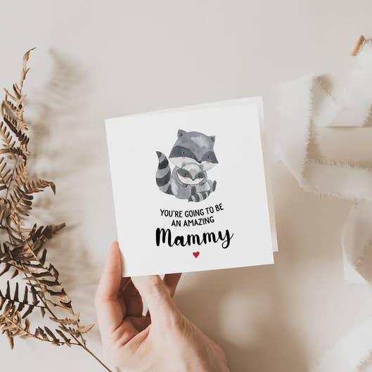 Du wirst eine tolle Mama sein. Süße Waschbär-Karte für den Großhandel von Once Upon a Print UK