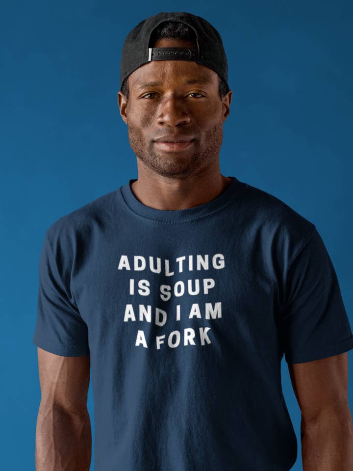 Être adulte, c'est de la soupe et je suis une fourchette - T-shirt homme pour la vente par Smart Ass Shirts