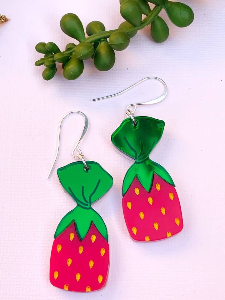 Boucles d'oreilles bonbon à la fraise – Bijoux rétro doux et nostalgiques pour la vente par Luna B Jewelry