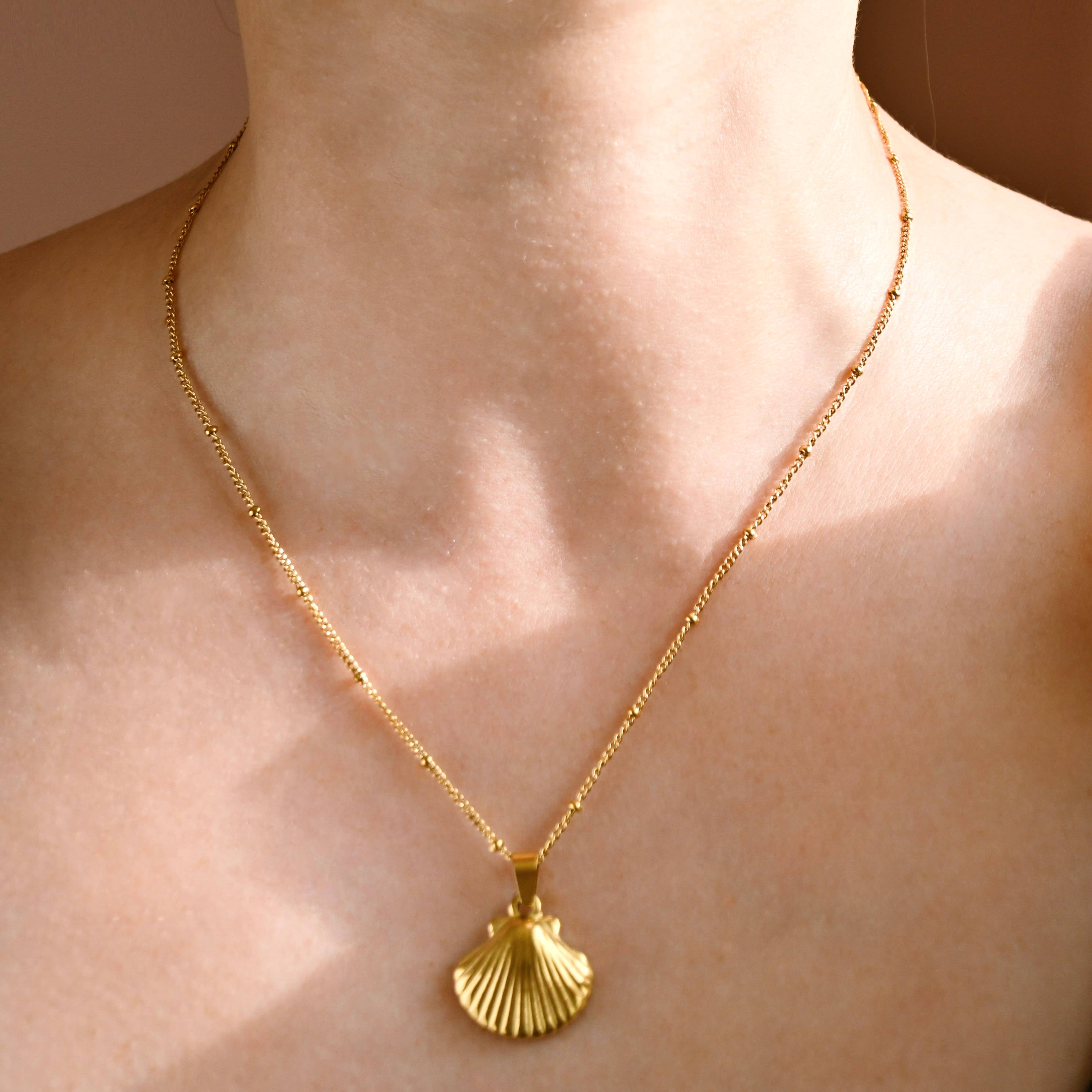 Blueyejewelry – wholesale Hänge-/berlockhalsband – Guld Snäckskalshalsband - Guld Snäckskalshänge Halsband4