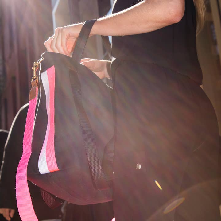 Sac fourre-tout Tribeca noir avec rose vif/blanc pour la vente par Canvas Clover