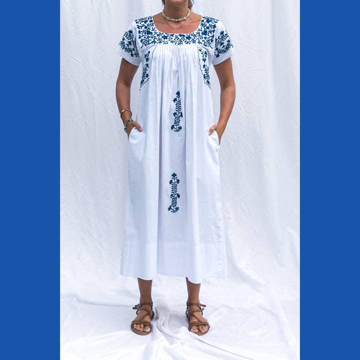 Arifah Studio – Engroshandel Kaftan - Dame – Mexicansk broderet kaftan i blå og hvid3