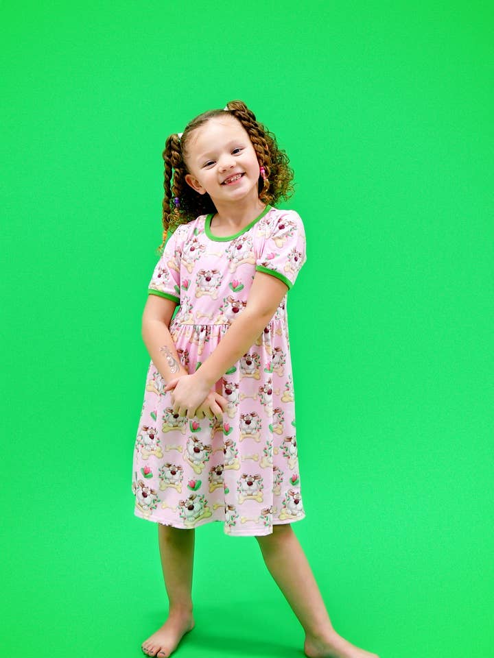 Vestito a maniche corte in seta di latte con cane rosa e osso per la vendita all'ingrosso da parte di Great Lakes Kids Apparel