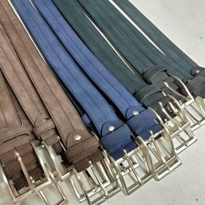 Handgjort nubuckläderskärp med nickelspänne 3,5 cm brett för wholesale av Creaciones Corpas