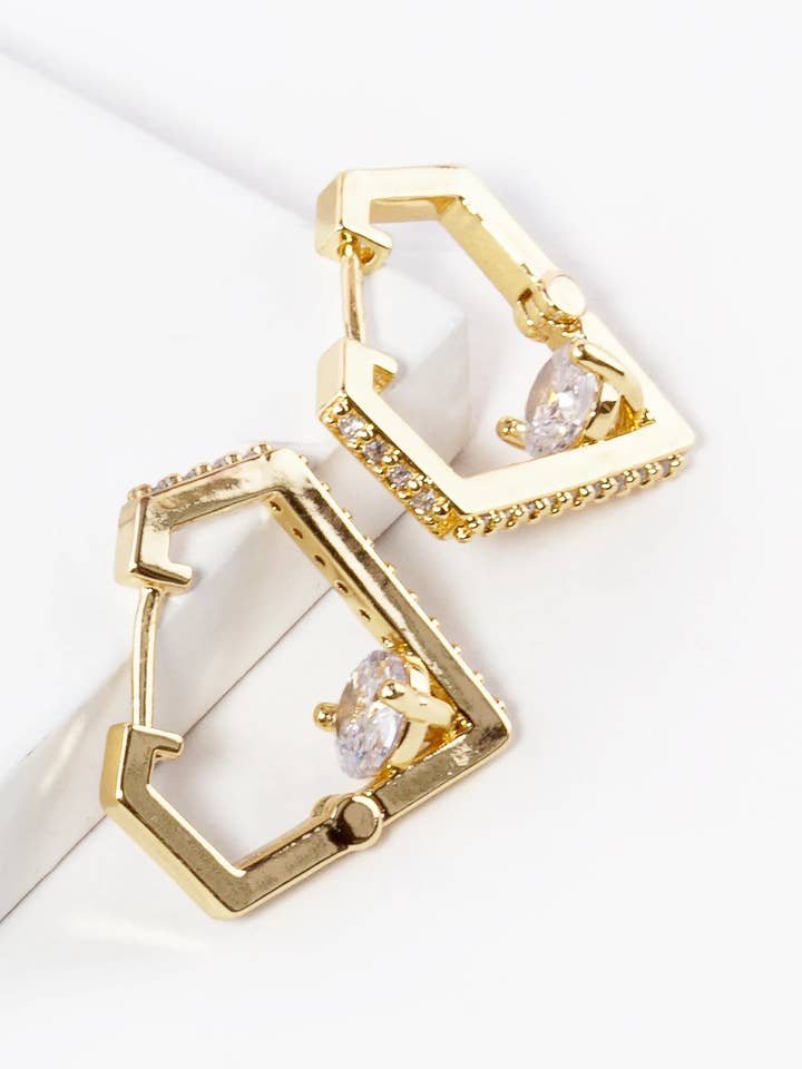 14 Karat vergoldete CZ-Pavé-Diamantform-Creolen. für den Großhandel von Wild Honey