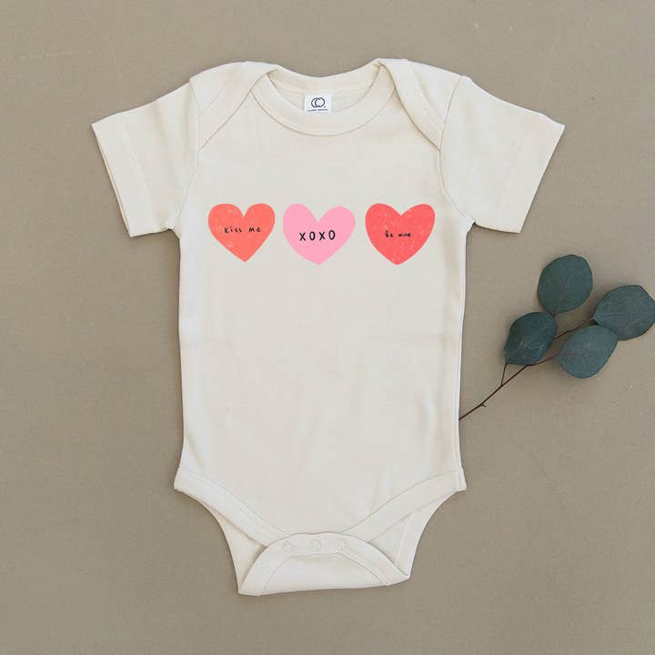 Urban Baby Co. - Wholesale Rompertje - Baby - Valentijnsdag Hearts, Be Mine, Kiss Me biologische baby-onesie0