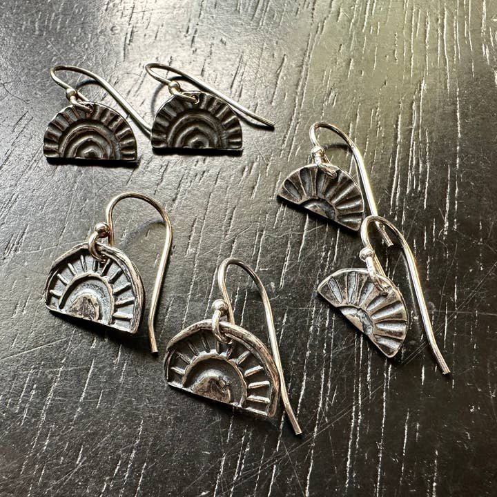 Pequenos Brincos de Arco de Sol Prateado por atacado de Jennifer Kahn Jewelry