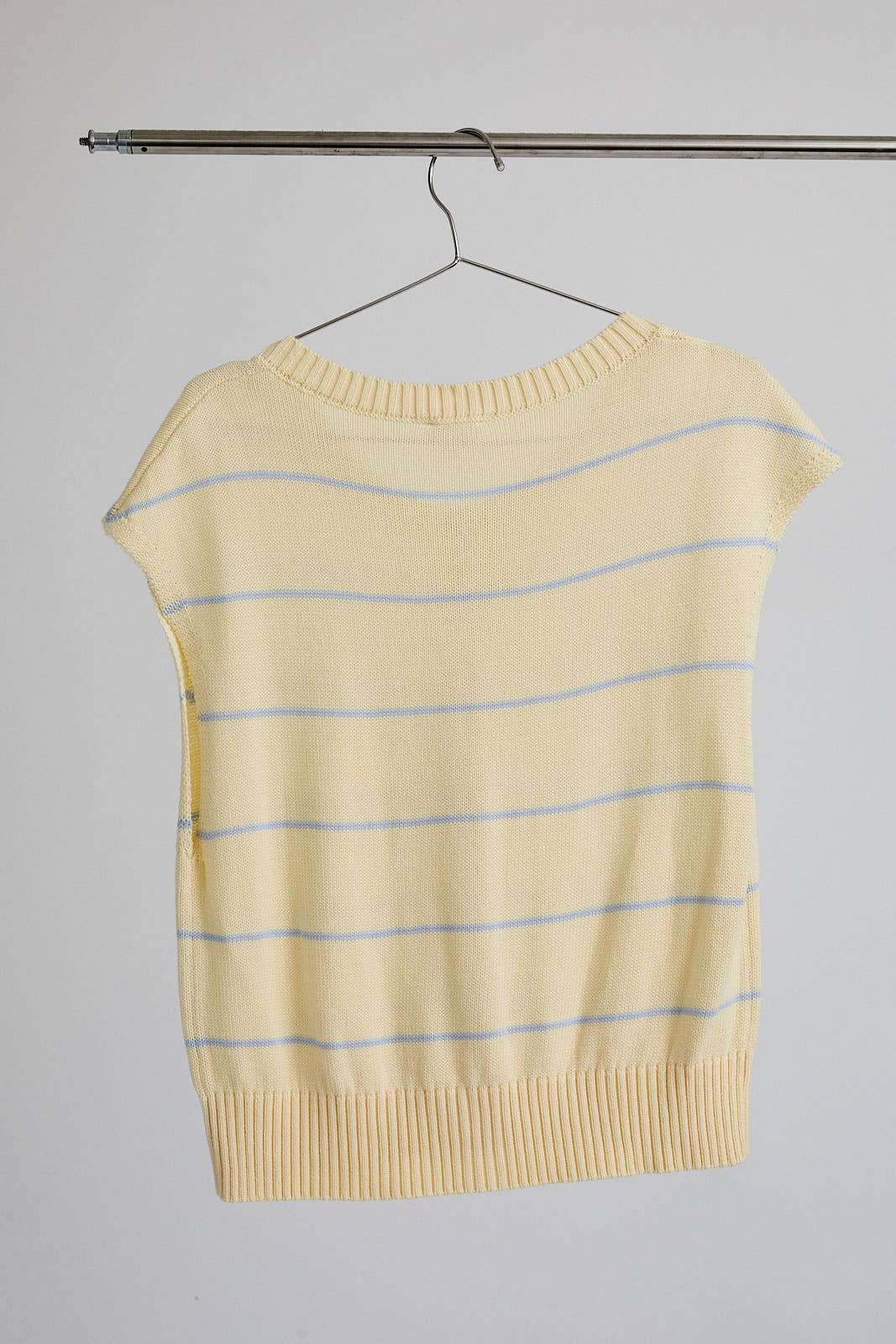 LE LIS - Vente Pull en maille – femme - TOP EN MAILLE SANS MANCHES À COL ROND ET BOUTONS DEVANT13