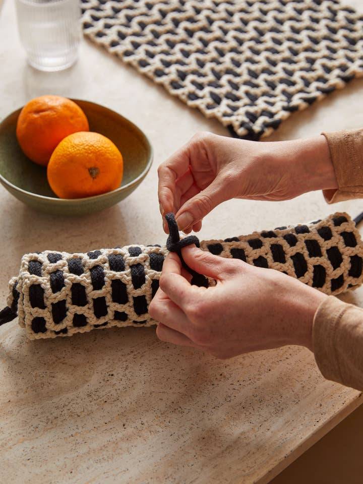 Set de napperon monochrome DMC Gift of Stitch pour la vente par DMC