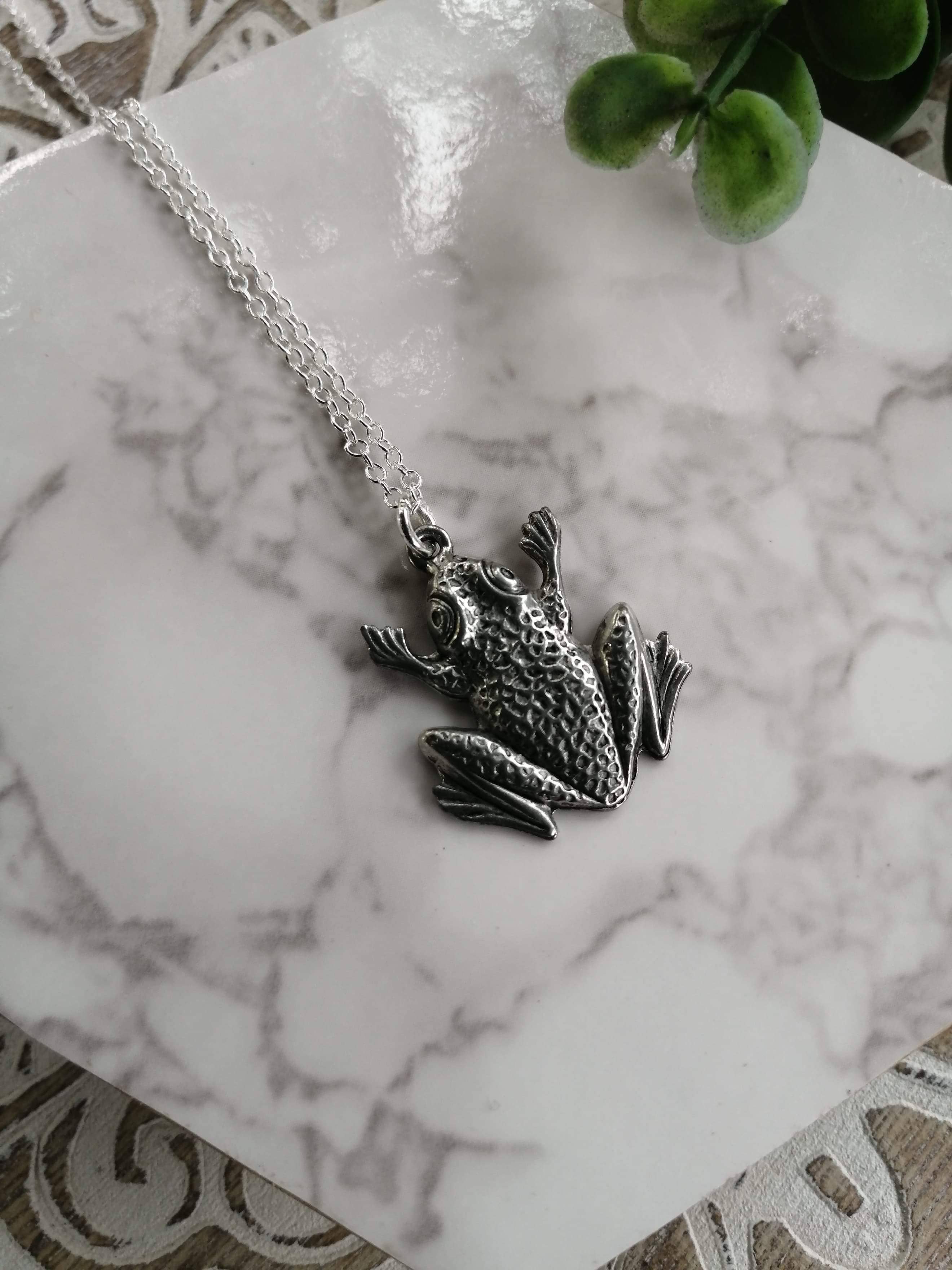 Crystal McMaster Jewellery Designer - Vendita all'ingrosso Collana con ciondolo/pendaglio - Collana con ciondolo a forma di rana1