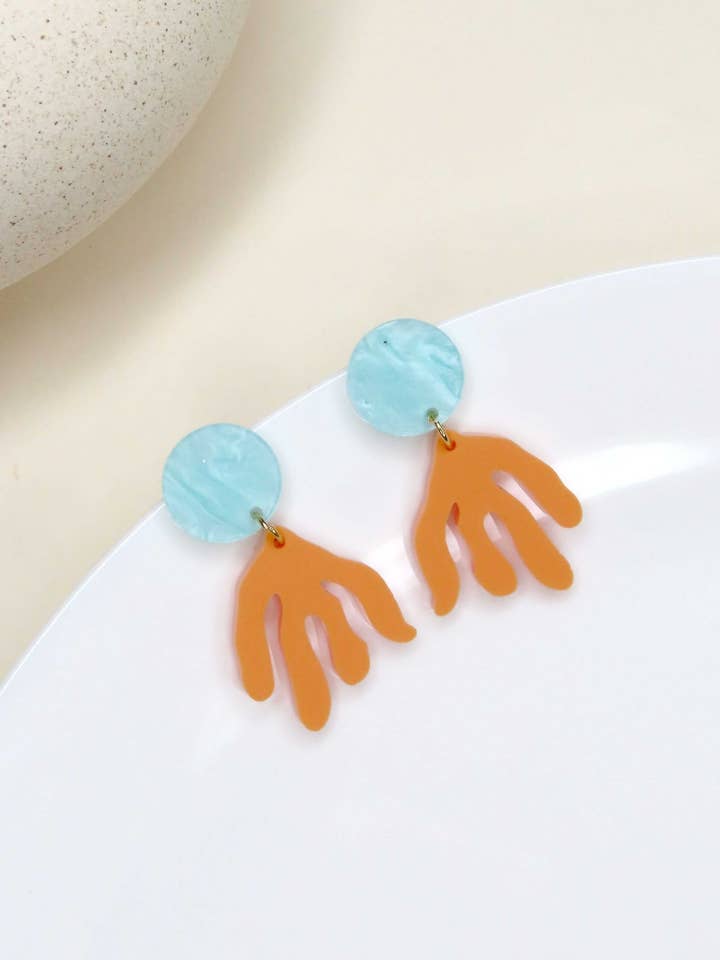 Boucles d'oreilles Matisse Zweig en acrylique couleur pêche pour la vente par Niemalsmehrohne